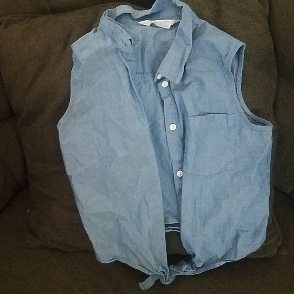 Sleeveless button up
